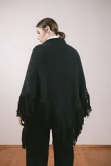 Ruana tejida a mano con lana merino color marrón.