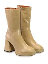 Bota de cuero color beige con caña media, plataforma y taco cuadrado.