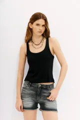 Musculosa negra de morley con cuello redondo y sisas amplias.