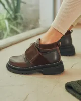 Botinetas negras de cuero con suela track y ajuste con velcro.