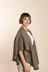 Ruana corta de lana color marrón con terminación de crochet hecho a mano. Prenda cómoda, versátil y fácil de combinar.