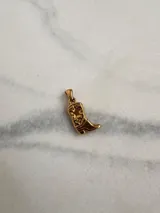 Dije dorado con forma de bota cowboy con detalles calados.