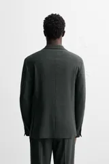 Blazer regular fit confeccionado en tejido con 17% de lana. Cuello con solapas de muesca. Manga larga acabada en puño con detalle de botones. Bolsillo de vivo en pecho y de solapa en cadera. Detalle bolsillo interior. Bajo con aberturas en espalda. Cierre frontal con botones.