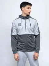 Campera Umbro de french terry con capucha, cierre completo, cortes y cambio de color en tonos grises.