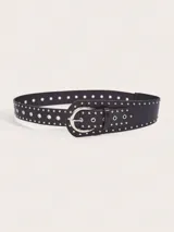 Cinto negro con tachas decorativas y hebilla metálica.