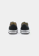 Zapatillas Converse Chuck Taylor All Star Lift Platform, color negro con plataforma blanca y cordones blancos.