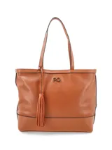 Cartera tote color marrón con textura perforada, doble asa de hombro, logo metálico y borla decorativa.