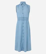 Vestido midi de jean celeste, sin mangas, con cuello camisero, abotonado al frente y con lastex en la cintura.
