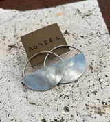 Par de aros colgantes plateados con diseño de medio círculo y gancho de cierre.