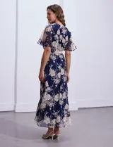 Vestido largo de gasa estampada con flores, escote en V, corte en la cintura y lazo de ajuste.