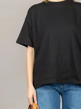 Remera blanca amplia de manga corta con cuello redondo.