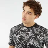 Camiseta negra de manga corta con estampado de hojas de palmera en blanco y gris.