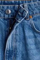 Bermuda de denim celeste, de tiro alto, corte recto y cinco bolsillos.