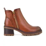 Botas cortas negras de cuero sintético con cierre lateral y taco bajo.