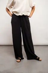Pantalón ancho negro con elástico ajustable.