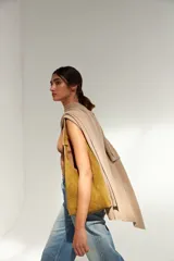 Bolso tote pequeño de cuero color marrón, con asas cortas y diseño minimalista.