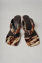 Sandalias con plataforma marrón y blanco con estampado animal print.