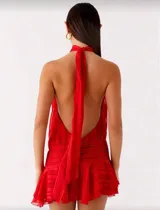 Minivestido rojo con cuello halter, espalda descubierta y cintura elastizada.