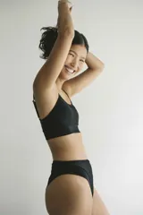Top de bikini negro con breteles finos y copas removibles.