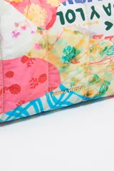 Neceser mediano Bimba y Lola con estampado animal print de leopardo en tonos beige y negro. Tiene estructura blanda, cierre con cremallera, logo metálico y bolsillo interior.