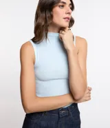 Blusa sin mangas en viscosa color blanco, con cuello alto y textura acanalada.