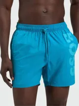 Short de baño para hombre, color azul vibrante, con cintura elástica ajustable mediante cordón. Presenta el logo de BOSS estampado verticalmente en tono más claro en el lateral derecho.