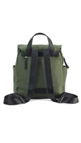Mochila color beige de nylon con tapa y broche. Incluye bolsillos interiores, bolsillos laterales de fácil acceso, correas regulables y bolsillo en la espalda.