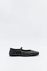Balerina negra con apliques de strass en toda la superficie y tira fina con hebilla.