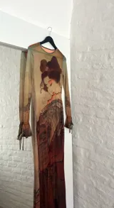 Vestido midi de microtul elastizado con estampado abstracto en tonos marrones y beige. Diseño ajustado al cuerpo, de manga larga y cuello redondo. Transparenta.