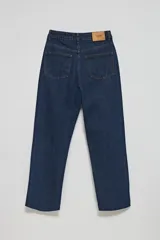 Pantalón de jean azul oscuro, de corte recto y tiro alto.