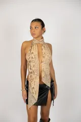 Top halter con estampado animal print en tonos beige y marrón, con tiras finas en la espalda y cuello ajustable.
