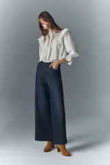 Pantalón jean de corte oxford tiro alto, confeccionado en denim azul oscuro con poco elastano.