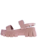 Sandalias con plataforma color rosa, con dos tiras anchas sobre el empeine y hebilla de ajuste al tobillo.
