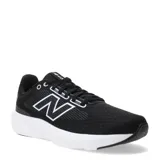 Championes New Balance 413 V3, color negro con logo blanco, capellada de malla y suela blanca de goma.