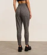 Pantalón jogger deportivo color borgoña, con cintura ajustable, bolsillos laterales, barra ajustada y tacto suave.