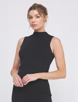 Top negro de lurex con cuello alto y sin mangas, marca Allie Rose.