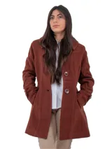 Abrigo de lana color beige, con corte clásico, botones distintivos y bolsillos prácticos.