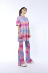 Conjunto de remera oversize y pantalón acampanado con estampado tie-dye en tonos pastel.