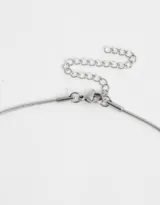 Cadena plateada de acero quirúrgico con dije de letra "B" con strass incrustados.