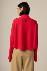 Sweater rojo de punto con cuello alto y mangas largas acampanadas.