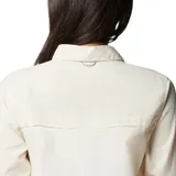 Camisa de manga larga color beige claro, con protección solar UPF 50, secado rápido Omni-Wick, ventilación, mangas enrollables con lengüetas y bolsillos en el pecho. Ideal para senderismo.