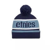 Gorro de lana azul marino con franjas celeste y blanco. Tiene un pompón en la parte superior y el logo de Etnies en el centro.