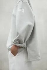 Buzo color gris claro de algodón orgánico y reciclado, con cuello redondo y mangas largas.