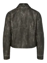 Chaqueta color gris con efecto desgastado, de corte biker, con cuello clásico, cierre frontal asimétrico con cremallera, bolsillos laterales con cremallera y mangas largas.