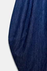 Pantalón de denim azul con cintura elástica ajustable con cordones interiores y pierna ancha con volumen.