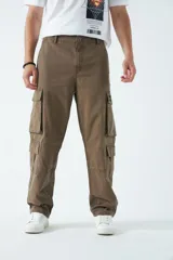 Pantalón cargo negro de canvas, tejido de algodón grueso, con tiro medio, pasa cintos y cuatro bolsillos cargo.