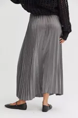 Falda midi plisada color gris plateado, de corte evasé y cintura alta.