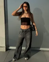 Top bandeau negro con sección inferior de tul transparente.