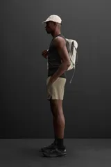 Musculosa deportiva negra de tejido elástico compresivo con cuello redondo y sisa ancha.