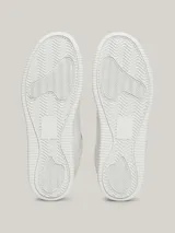 Zapatillas Tommy Jeans Essential de cuero blanco con detalles en rosa en el talón y en la lengüeta. Presentan el logo de la marca en el lateral y suela de goma. Inspiradas en los modelos de baloncesto, cuentan con elementos distintivos tonales y un detalle de ventilación en la punta que les aporta un aire deportivo retro.